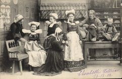 CPA Folklore Chez le Quemeneur L'essayage de la toilette