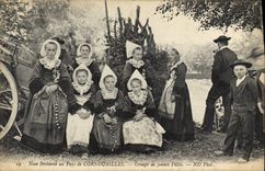 CPA Folklore Noce bretonne au Pays de Cornouailles Groupe de jeunes filles Mariage