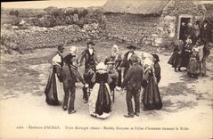 CPA Folklore Environs d'Auray Trois mariages reunis Maries Garcons et filles d'honneur dansant la ri