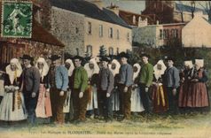 CPA Folklore Les mariages de Plougastel Defile des maries apres la ceremonie religieuse Mariage