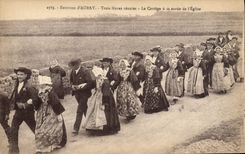 CPA Folklore Environs d'Auray Trois noces reunies Le cortege a sa sortie de l'eglise Mariage