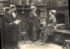 CPA Folklore Les nouvelles de la guerre Une des jeunes filles fait la lecture a haute voix