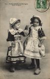 CPA Folklore Petits enfants de Bretagne Ravis de danser