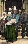 CPA Folklore Plougastel Daoulas Sortie de bapteme