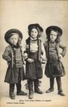 CPA Folklore Trois jeunes Bretons en conquete
