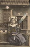 CPA Folklore La petite Bretonne chez elle