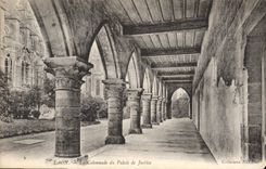 CPA la colonnade du Palais de justice Laon