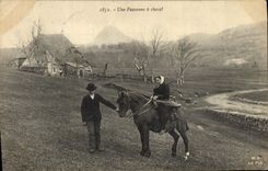 CPA Folklore Une femme a cheval