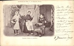 CPA Folklore Fermiere fileuse et dentelliere