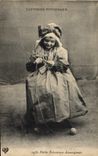 CPA Folklore Auvergne Petite tricoteuse Auvergnate Enfant