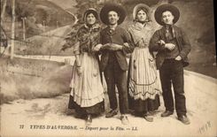 CPA Folklore Auvergne Depart pour la fete