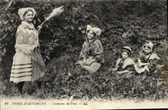 CPA Folklore Auvergne Costumes du pays Enfants