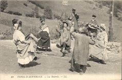 CPA Folklore Auvergne La bourree
