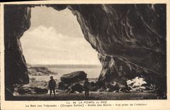 CPA Grotte Grottes La Pointe du Raz La baie des Trepasses Grotte des Galets Vue prise de l'interieur