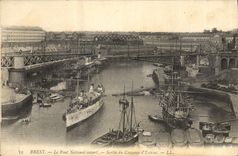 CPA Bateau de Guerre Brest La pont national ouvert Sortie du croiseur d'Estrees