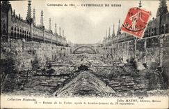 CPA Militaria Dessus de la Voute apres le bombardement du 19 septembre Cathedrale de Reims