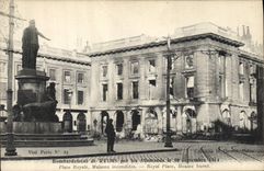 CPA Militaria Bombardement de Reims par les Allemands Place Royale Maisons incendiees