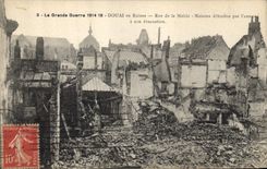 CPA Militaria La grande guerre 1914 18 Douai en Ruines rue de la Mairie maisons detruites par l'enne