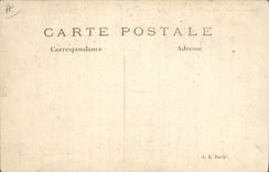 CPA Militaria La grande Guerre 1914 15 Arras apres le bombardement Automobile militaire detruit par 