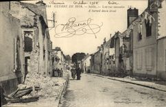 CPA Militaria Guerre de 1914 Senlis une rue incendiee 
