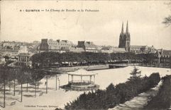CPA Quimper Le champ de bataille et la Prefecture 
