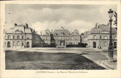 CPA Poitiers La Place de l'Hotel de Ville et la Prefecture 