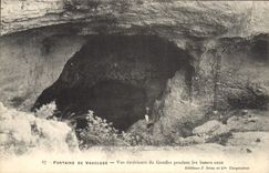 CPA Grotte Grottes Fontaine de Vaucluse Vue exterieure du gouffre pendant les basses eaux 