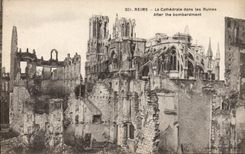 CPA Militaria Reims La cathedrale dans les ruines apres le bombardement