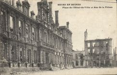 CPA Militaria Reims Place de l'Hotel de ville et rue de la prison