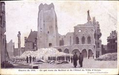CPA Militaria Ce qui reste du beffroi et de l'Hotel de ville d'Arras