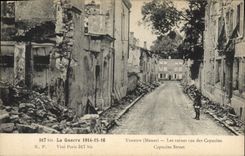 CPA Militaria Verdun Les ruines rue des Capucins 