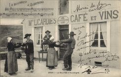 CPA Folklore Auvergne La Bourree