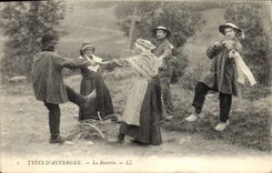 CPA Folklore Auvergne La Bourree