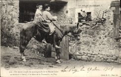CPA Folklore le Velay Cheval