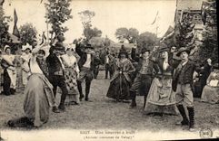 CPA Folklore Une bourree a huit Anciens costumes du Velay