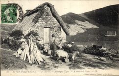 CPA Folklore Auvergne Un buron Cochons Porcs TOP