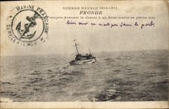 CPA Bateau de Guerre Fronde Torpilleur francais donnant la chasse a un sous marin en pleine mer