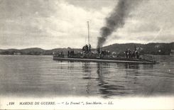 CPA Bateau de Guerre Le Fresnel Sous marin