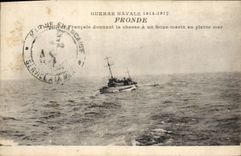 CPA Bateau de Guerre Fronde Torpilleur Francais donnant la chasse a un sous marin en pleine mer