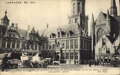 CPA Militaria Autos mitrailleuses sur la place de l'Hotel de Ville de Furnes ou le roi Albert a etab