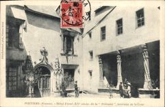 CPA Palais de justice Poitiers Hotel Fume dit la Prevaute Interieur de la Cour 