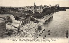 CPA Militaria Berry au Bac Bords de l'Aisne et ruines du village