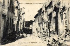 CPA Militaria Bombardement de Verdun Une rue