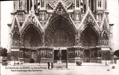 CPA Militaria La cathedrale de Reims Le grand Portail Avant le passage des Barbares