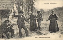 CPA Folklore Auvergne Presentation des dames La Bourree 