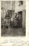 CPA Folklore Paysannes puisant de l'eau Village pres Lizoux  