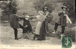 CPA Folklore La Bourree d'Auvergne 