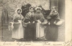 CPA Folklore Auvergne Paysannes revenant du marche 