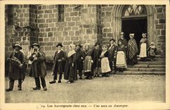 CPA Folklore Les Auvergnants chez eux Une noce en Auvergne Mariage 