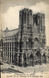 CPA Militaria Cathedrale de Reims incendiee par les Allemands